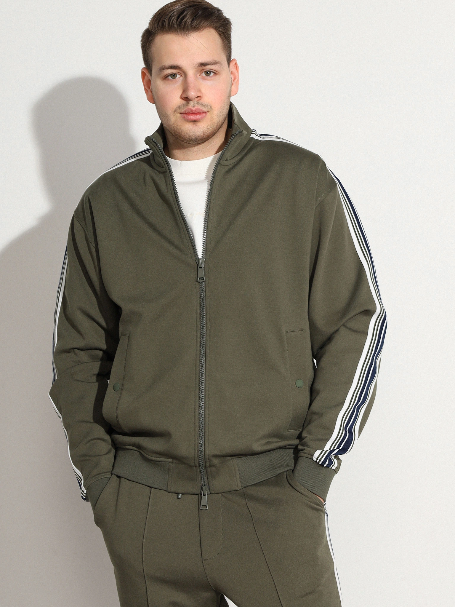 Толстовка зеленого цвета с лампасами по рукавам из смесового хлопка